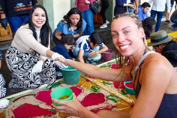 Encabeza Tonantzin Fernández la colocación de la alfombra monumental en el Portal Guerrero