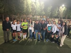 Moderniza Tonantzin Fernández alumbrado público en la Unidad Deportiva de Cuachayotla