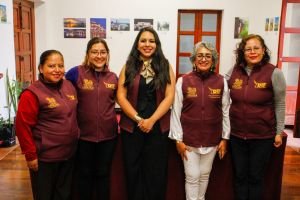 Entrega Tonantzin Fernández uniformes a personal del DIF Municipal