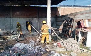 BOMBEROS DE CHOLULA SOFOCAN INCENDIO EN BARRIO DE SAN PEDRO MEXICALTZINGO