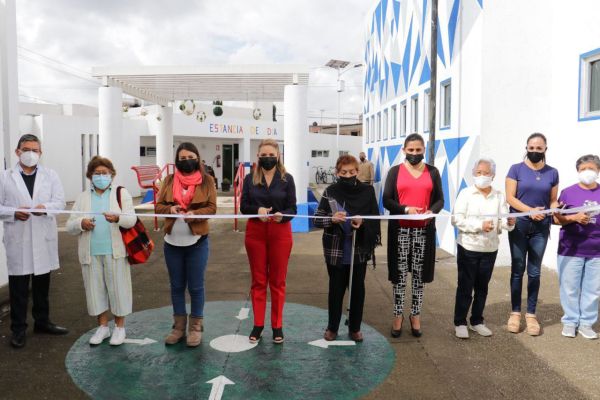 ENCABEZA PAOLA ANGON LA REINAUGURACIÓN DE LA CASA DEL ABUE