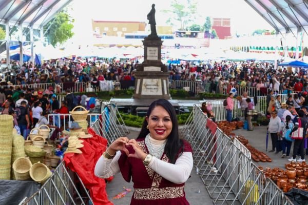 Encabeza Tonantzin Fernández una exitosa edición más del tradicional Trueque de San Pedro Cholula