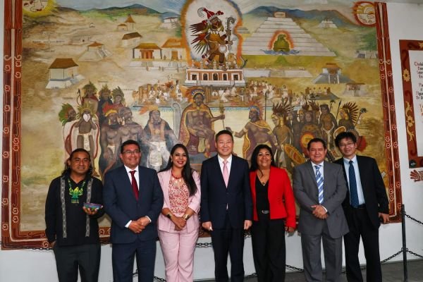 Fortalece Tonantzin Fernández lazos culturales con China mediante exposición fotográfica en San Pedro Cholula