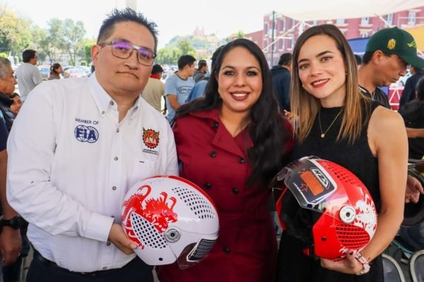 Tonantzin Fernández entrega cascos gratuitos a motociclistas de San Pedro Cholula