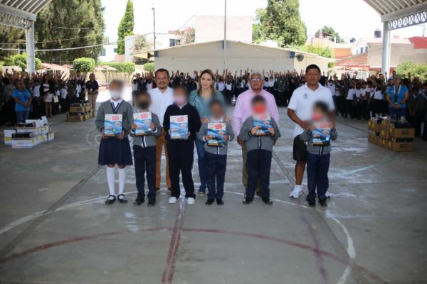 PAOLA ANGON CONTINÚA ENTREGAS DE GUÍAS PARA FORTALECER LA EDUCACIÓN EN PRIMARIAS DE LAS JUNTAS AUXILIARES