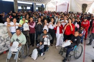 Entrega Tonantzin Fernández apoyos alimentarios a personas en situación vulnerable