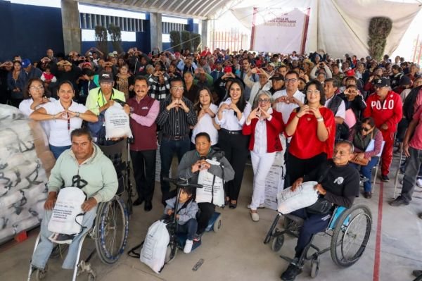 Entrega Tonantzin Fernández apoyos alimentarios a personas en situación vulnerable