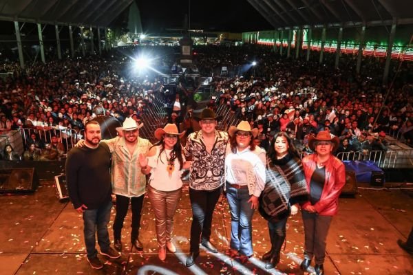 Una noche para recordar: Tonantzin Fernández y El Yaki hacen vibrar la Feria Milenaria de Cholula