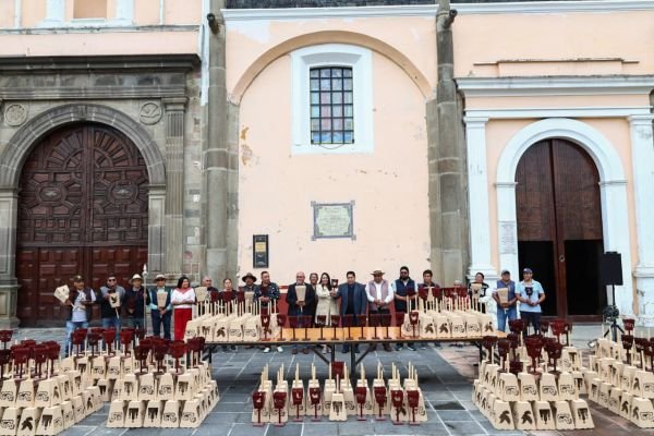 Con 500 faroles, Tonantzin Fernández respalda las tradiciones de Cholula