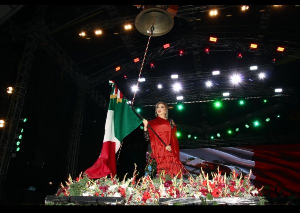 ENCABEZA PAOLA ANGON GRITO DE INDEPENDENCIA EN SAN PEDRO CHOLULA