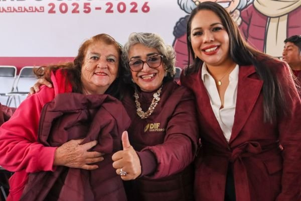 Con Abrigando Cholula, Tonantzin Fernández beneficia a adultos mayores con 1,500 chamarras en la Cabecera Municipal