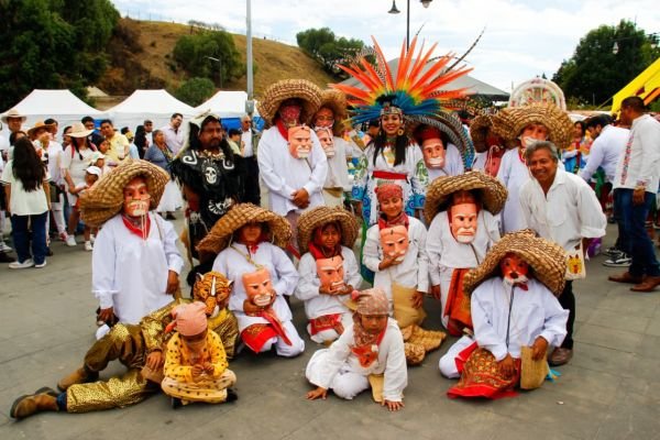 Tonantzin Fernández encabeza peregrinación de danzas hacia la Gran Pirámide