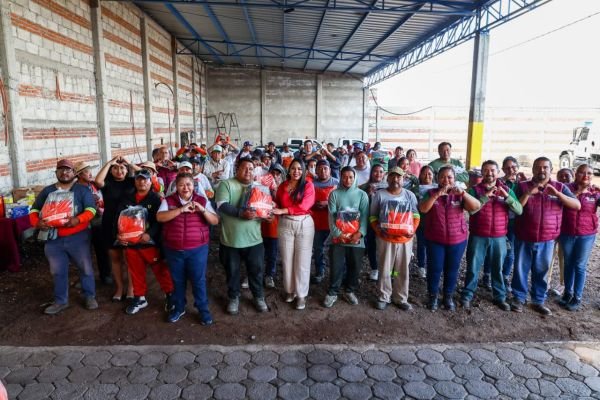 Tonantzin Fernández entrega 75 uniformes al personal de limpia de San Pedro Cholula