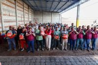 Tonantzin Fernández entrega 75 uniformes al personal de limpia de San Pedro Cholula